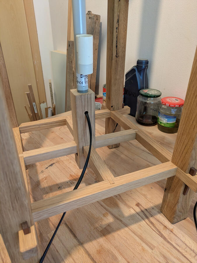 Gestell der Kumiko-Stehlampe im Bau, Eichenrahmen mit Fassung, in der Werkstatt Gestell der Kumiko-Stehlampe im Bau, Eichenrahmen mit Fassung, in der Werkstatt